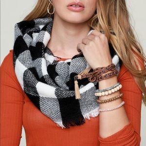 •LAST 1• Jocelyn B&W Buffalo Check Infinity Scarf